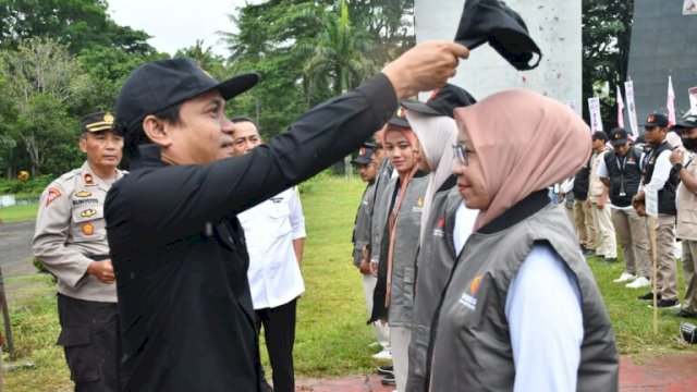 Ketua Bawaslu Sinjai, Muh. Arsal Arifin saat memakaikan topi ke Penyelenggara PTPS di Giat Apel Siaga ||Ist 