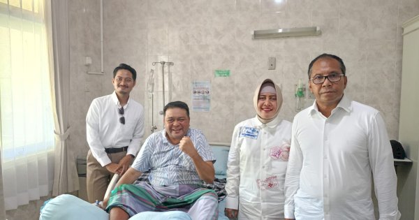 Usai Melakukan Pencoblosan, Danny Pomanto Jenguk Plt Kadis DPPKB di RS Akademis