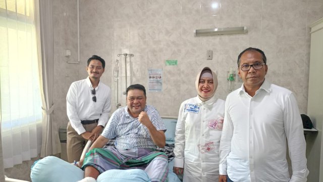 Usai Melakukan Pencoblosan, Danny Pomanto Jenguk Plt Kadis DPPKB di RS Akademis