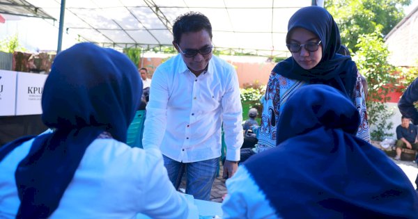 Pj Sekda Makassar Irwan Adnan dan Keluarga Gunakan Hak Pilih di TPS 003 Pisang Selatan