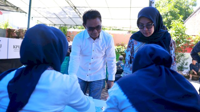 Pj Sekda Makassar Irwan Adnan dan Keluarga Gunakan Hak Pilih di TPS 003 Pisang Selatan
