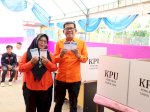 Azhar Bersama Istri Nyoblos di TPS Dekat Rumahnya, Kompak Pakai Baju Orange