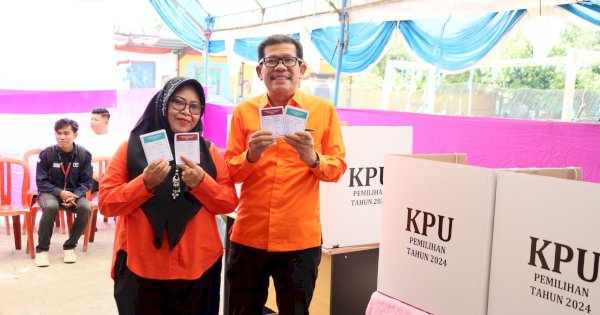 Azhar Bersama Istri Nyoblos di TPS Dekat Rumahnya, Kompak Pakai Baju Orange
