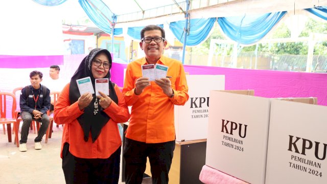Azhar Bersama Istri Nyoblos di TPS Dekat Rumahnya, Kompak Pakai Baju Orange