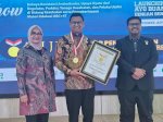 Taruna Ikrar BPOM Menerima Piagam Rekor MURI Ikrar Pengendalian Resistensi Antimiktoba Serentak dan Terbanyak