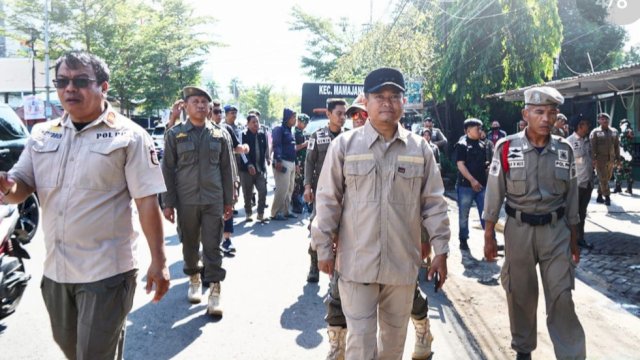 Terima Aduan, Camat Mamajang Bersama Satpol Gelar Penertiban Lapak PK5