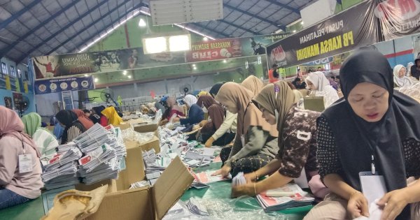 KPU Makassar Kerahkan 176 Warga untuk Sortir Surat Suara Pilkada 2024