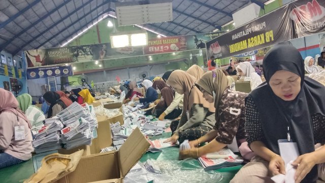 KPU Makassar Kerahkan 176 Warga untuk Sortir Surat Suara Pilkada 2024