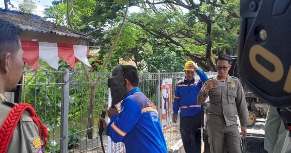 Satpol PP Kota Makassar dan PDAM Lakukan Penutupan Kanal untuk Jaga Kebersihan Air