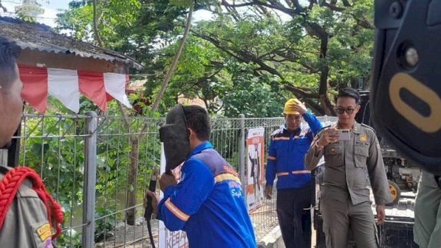 Satpol PP Kota Makassar dan PDAM Lakukan Penutupan Kanal untuk Jaga Kebersihan Air