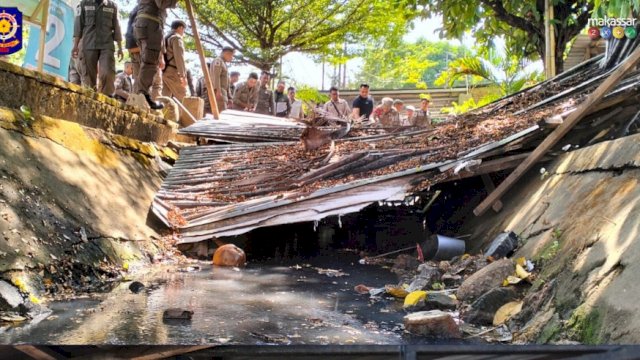 Satpol PP Makassar Lakukan Penertiban PK5 yang Gunakan Fasilitas Umum