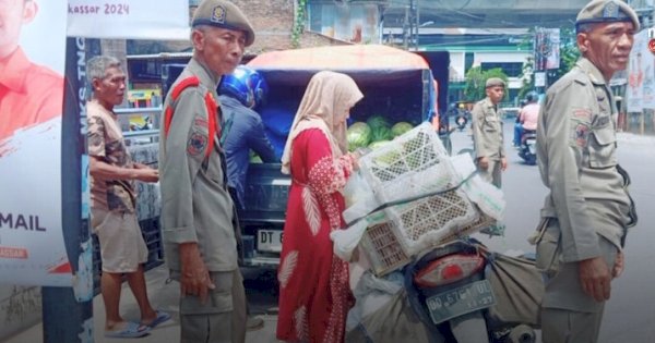 Satpol PP Makassar Tertibkan Pasar Dadakan di Jl. AP Pettarani III