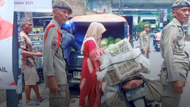 Satpol PP Makassar Tertibkan Pasar Dadakan di Jl. AP Pettarani III