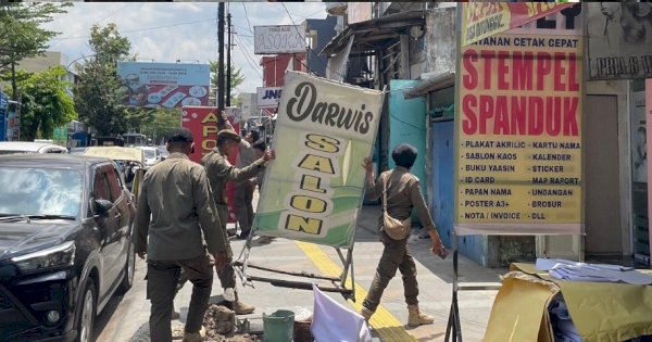 Satpol PP Makassar Tertibkan PKL di Jalan A. Djemma, Kecamatan Rappocini