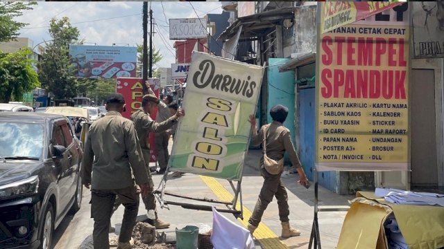 Satpol PP Makassar Tertibkan PKL di Jalan A. Djemma, Kecamatan Rappocini