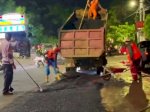 Satgas Jalan dan Jembatan DPU Makassar Lakukan Pemeliharaan Jalan di Jalan Raya Pendidikan