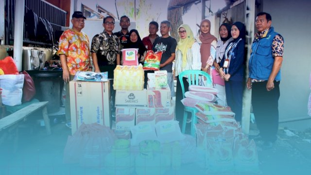 dr Ita Dampingi Pj Sekda Salurkan Bantuan untuk Korban Kebakaran di Makassar