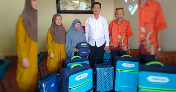 Tujuh Calon Jemaah Umrah Bulukumba Terima Perlengkapan dari SINT Travel Bulukumba