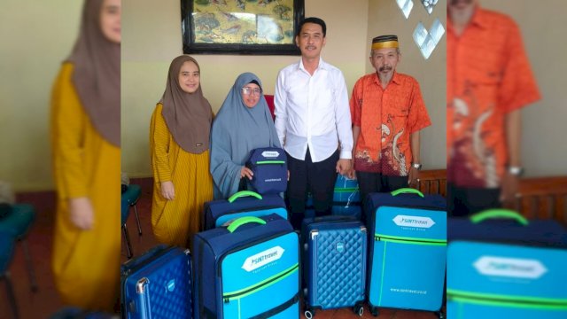 Ketua Cabang Tazkiyah Global Mandiri Bulukumba Haji Andi Muttamar menyerahkan koper kepada perwakilan jemaah umrah yang akan diberangkatkan ||Ist 
