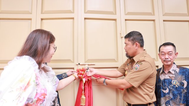 Pjs Wali Kota Makassar, Andi Arwin Azis, bersama jajaran pengurus Yayasan Sosial Sapta Mulia saat peresmian kantor baru yayasan di Jalan Sangir, Senin (11/11/2024).