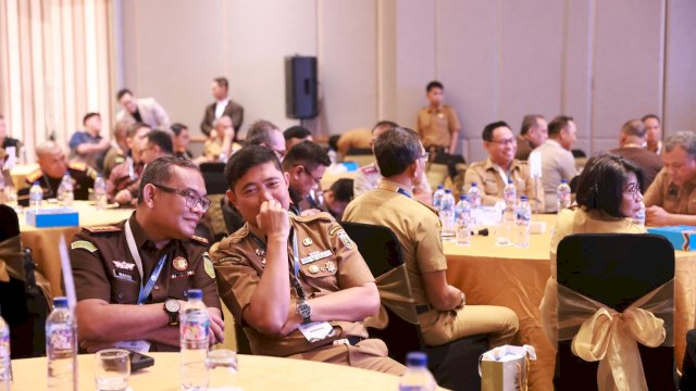 Pjs Wali Kota Makassar, Andi Arwin Azis, menghadiri Focus Group Discussion (FGD) bertajuk Percepatan Investasi untuk Pertumbuhan Ekonomi Tinggi di Sulsel, yang diselenggarakan oleh Kejaksaan Tinggi (Kejati) Sulsel di Hyatt Place, Senin (11/11/2024).