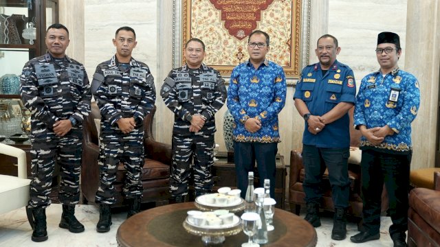Wali Kota Makassar, Moh Ramdhan Pomanto, bersama Danlantamal VI Makassar, Brigjen TNI (Mar) Dr. Wahyudi, S.E., M.Tr.Hanla., M.M., M. Han, berfoto bersama usai melakukan pertemuan silaturahmi di Balaikota Makassar, Jumat (29/11/2024).