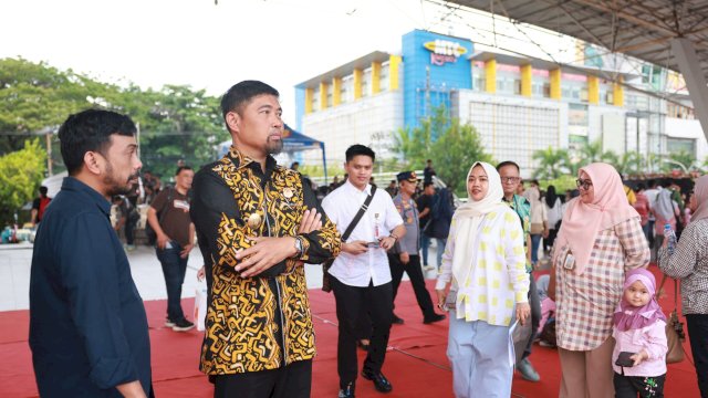 Pjs Wali Kota Makassar, Andi Arwin Azis, meninjau gladi bersih persiapan perayaan HUT Kota Makassar ke-417 di Lapangan Karebosi, Jumat (08/11/2024). 