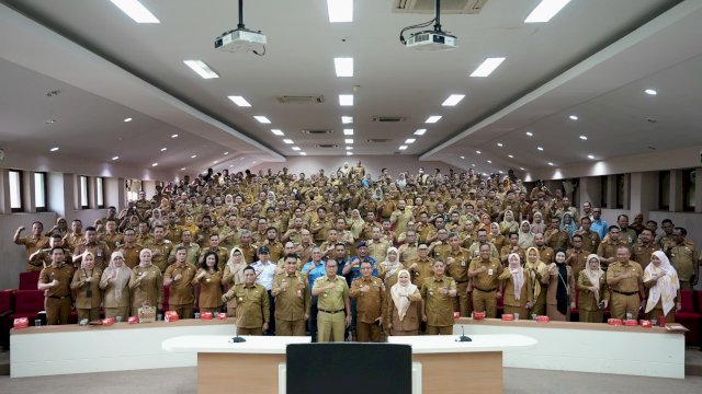 Wali Kota Makassar, Moh. Ramdhan "Danny" Pomanto, usai memimpin rapat koordinasi bersama jajaran OPD, camat, dan lurah di Ruang Sipakatau, Balaikota Makassar, Senin (25/11/2024).