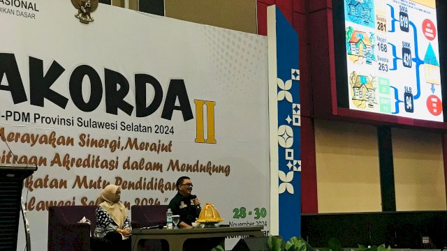 Sekretaris Dinas Pendidikan Provinsi Sulawesi Selatan, Dr. Andi Ibrahim, S.Pd., M.Pd., memaparkan strategi peningkatan mutu satuan pendidikan pada sesi utama Rakorda BAN PDM Sulsel di Hotel Dalton Makassar, Jumat (29/11/2024).