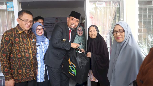 Pjs Wali Kota Makassar, Andi Arwin Azis, menyerahkan paket penghargaan kepada salah satu anggota Korps Cacad Veteran RI dalam rangka memperingati HUT Kota Makassar ke-417 di Monumen Korban 40.000 Jiwa, Kamis (31/10/2024).