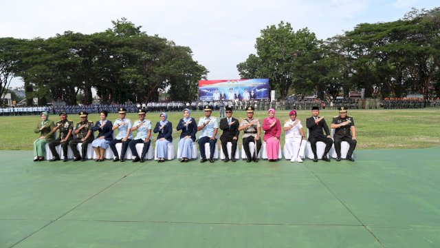 Pjs Wali Kota Makassar, Andi Arwin Azis, bersama Forum Komunikasi Pimpinan Daerah (Forkopimda) Sulawesi Selatan menghadiri Serah Terima Jabatan Pangkoopsud II dari Marsekal Muda TNI Budhi Achmadi kepada Marsekal Muda TNI Deni Hasoloan S. di Markas Koopsud II, Makassar, Kamis (31/10/2024).