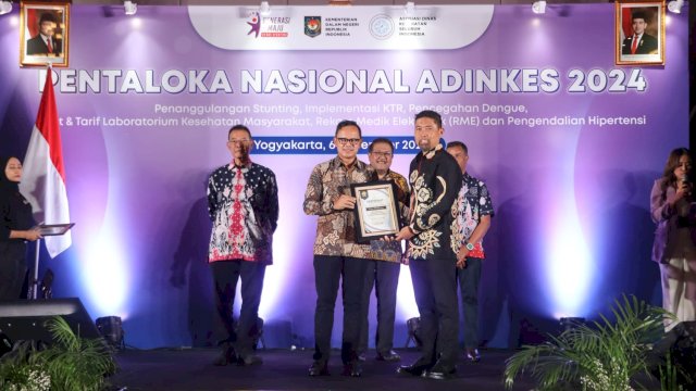 Pjs Wali Kota Makassar, Andi Arwin Azis, menerima penghargaan Pentaloka Nasional ADINKES 2024 dari Wakil Menteri Dalam Negeri, Bima Arya Sugiarto, di Yogyakarta, Selasa (05/11/2024).