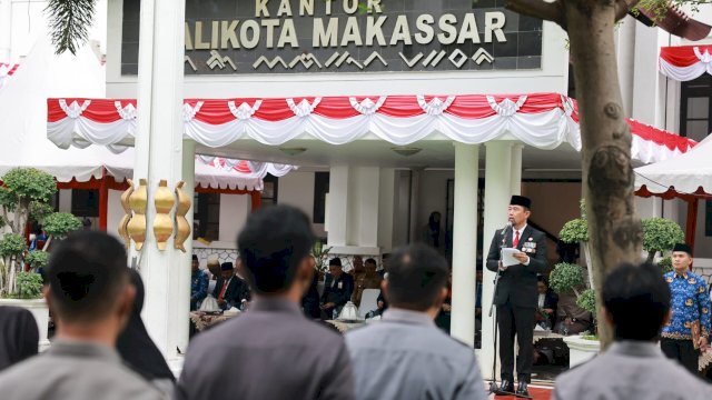 Pj Wali Kota Makassar, Andi Arwin Azis, memimpin upacara peringatan Hari Pahlawan yang berlangsung khidmat di Kantor Balai Kota Makassar pada Senin (11/11/2024).