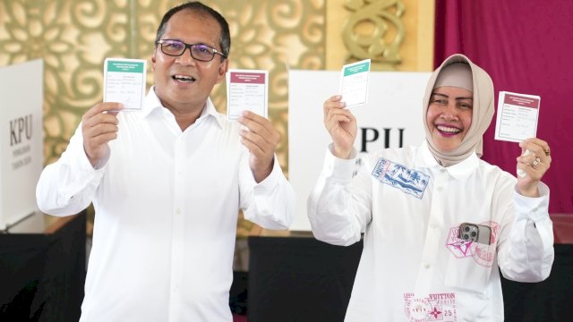 Wali Kota Makassar, Moh. Ramdhan Pomanto, bersama istri, Indira Yusuf Ismail usai menyalurkan hak pilih pada Pilkada Serentak 2024 di TPS 001 Aula Habibie Nur Al-Aqsa, Kelurahan Maricayya Selatan, Kecamatan Mamajang, Rabu (27/11/2024).
