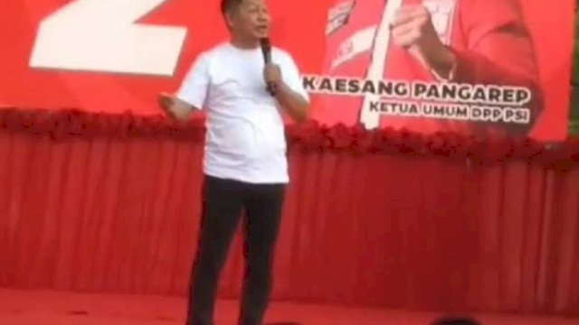 Ketua DPW NasDem Sulsel saat orasi di Pinrang yang memicu kontroversi. (Dok. Screenshoot Video).