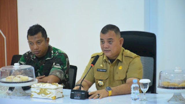 Penjabat Bupati Sinjai T.R. Fahsul Falah bersama Dandim 1424 Sinjai Letkol Dian Akhmad Arifandi memimpin rapat koordinasi TMMD 2025 di Command Center Sinjai