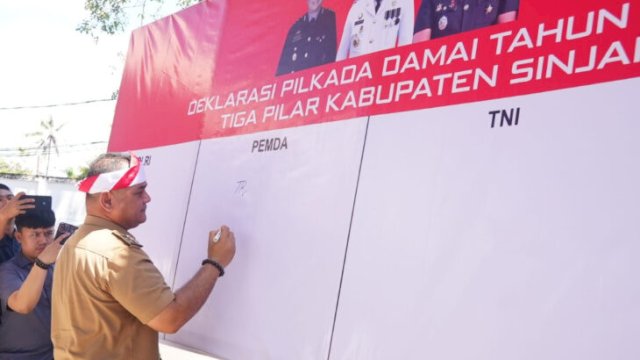 Pj Bupati Sinjai, TR Fahsul Falah, menandatangani Deklarasi Pilkada Damai bersama Kapolres Sinjai dan Dandim 1424 Sinjai di Pendopo Rumah Jabatan Bupati Sinjai ||humas 