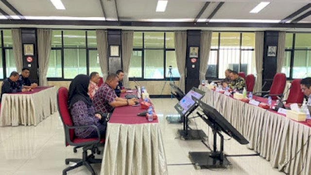 Pj Bupati Sinjai, T.R Fahsul Falah, saat memaparkan capaian kinerja dalam evaluasi Itjen Kemendagri di Jakarta, didampingi oleh pejabat Pemkab Sinjai ||Ist 