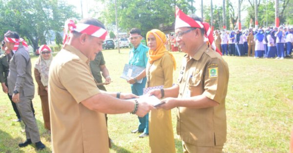 Pj. Bupati Sinjai Resmi Serahkan SK Penerapan BLUD di Puskesmas