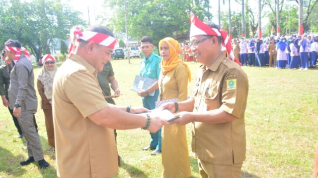 Penyerahan SK Penerapan BLUD oleh Pj. Bupati Sinjai kepada kepala Puskesmas di Kabupaten Sinjai, diiringi dengan pengarahan terkait netralitas ASN dalam Pilkada 2024