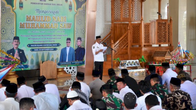 Pj Bupati Sinjai, Andi Jefrianto Asapa, memberikan sambutan di acara peringatan Maulid Nabi Muhammad SAW di Masjid Islamic Center Tanassang, Sinjai Utara.