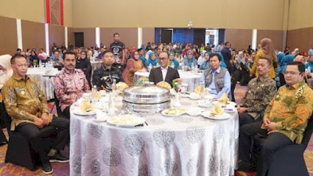 Pj. Bupati Sinjai Andi Jefrianto bersama Pj. Gubernur Sulsel Prof. Zudan Arief Fakrulloh saat menerima penghargaan Getol Bertamasya di Claro Hotel Makassar