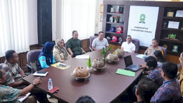 Pj Bupati Sinjai, Andi Jefrianto Asapa, berdiskusi dengan perwakilan KLHK mengenai program TORA ||humas 
