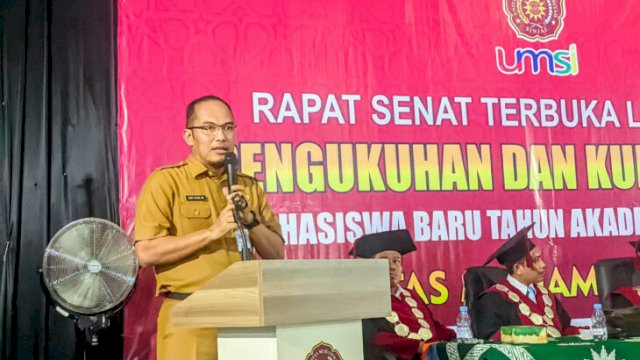 A. Ilham Abubakar, Plh. Sekda Sinjai, memberikan kuliah umum bertema "Membangun Budaya Organisasi untuk SDGs di Era 5.0" pada pengukuhan mahasiswa baru UMSi ||humas