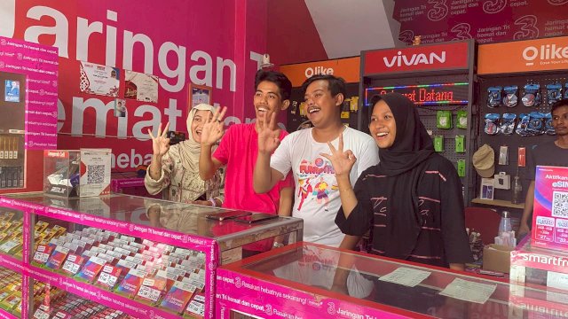 Angga (kaos putih), karyawan Anugrah Cell Galesong bersama rekannya. (Foto: Gita.HN)