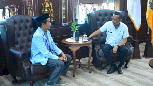  Pj. Bupati Sinjai, Andi Jefrianto Asapa, menerima audiensi dari Pengurus Badan Komunikasi Pemuda Remaja Masjid Indonesia (BKPRMI) Kabupaten Sinjai di ruang kerjanya pada Jumat (11/10/2024)