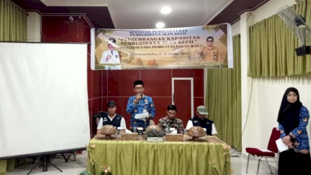 Kabid Perikanan Budidaya Dinas Perikanan Sinjai, Irwan Syamsuddin, saat membuka acara praktik pembuatan pakan ikan