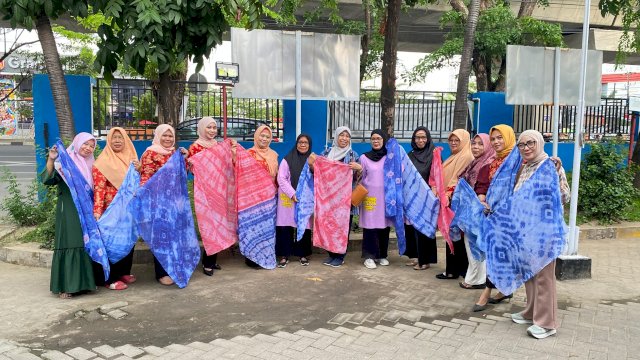 Plt Kepala Dinas Kominfo Makassar, Ismawaty Nur, bersama Ketua DWP Diskominfo, dr. Andi Iriany, dan para peserta pembinaan, tampak aktif berinteraksi dengan pelatih Batik Kampoeng Clasik, Kahar, dalam kegiatan membatik yang diadakan di Diskominfo Kota Makassar, Jumat (15/11/2024).