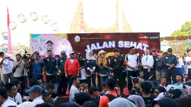 Diskominfo Makassar Ikut Meriahkan Jalan Sehat Bersama Peringatan HUT Sulsel ke-355