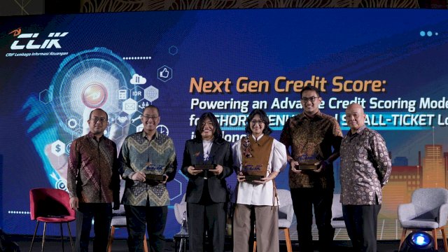 (Dari kiri) Chief Commercial Officer PT CRIF Lembaga Informasi Keuangan (CLIK) Riza Kristanto; Komisaris Utama PT Indonesia Fintopia Technology (Easycash) Jimmy M. Rifai Gani; Direktur PT Mapan Global Reksa (Findaya) Marcella Chandra Wijayanti; Ketua Komite BNPL Asosiasi Perusahaan Pembiayaan Indonesia (APPI) Anggie Setia Ariningsih; Sekretaris Jenderal Asosiasi Fintech Pendanaan Bersama Indonesia Tiar Nabilla Karbala; Commercial Director PT CRIF Lembaga Informasi Keuangan (CLIK) Jan Tjintjelaar pada acara peluncuran CLIK SKAI (03/12/2024). CLIK SKAI merupakan model skor kredit terbaru dari CLIK yang menyederhanakan proses penilaian kredit calon debitur yang lebih akurat untuk pinjaman jangka pendek dengan nilai kecil, sehingga lembaga keuangan bisa mendapatkan penilaian yang lebih komprehensif terhadap calon debitur. (Foto: CLIK)